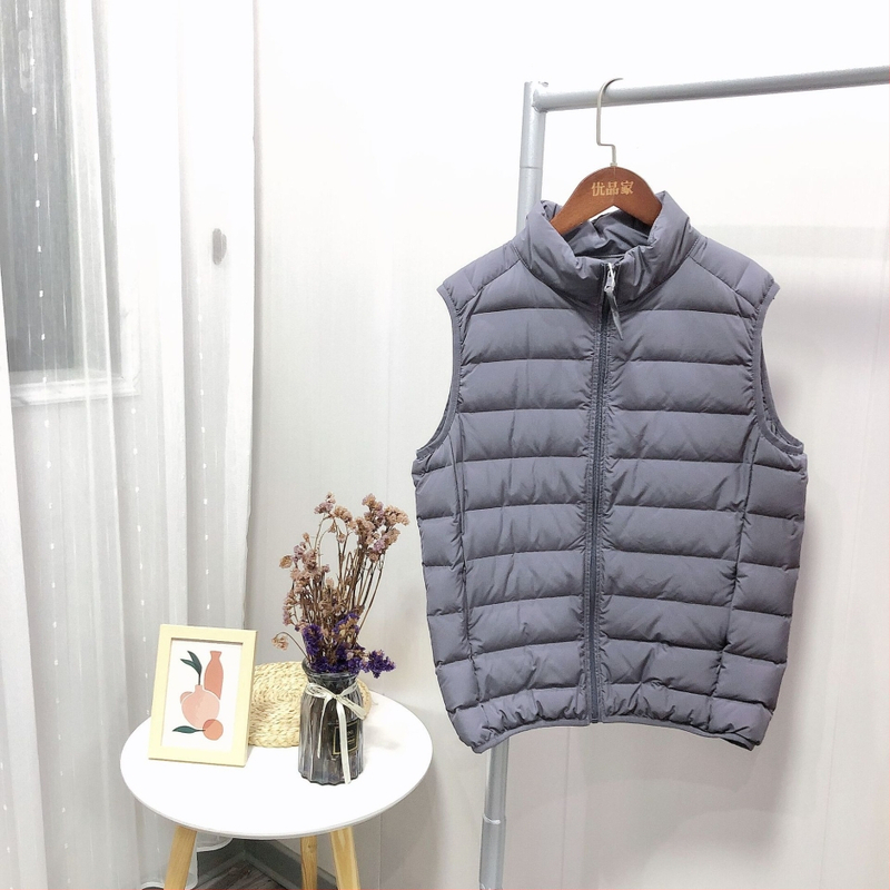 Muška lagana puffer vesta bez rukava, slobodan kroj, stojeći ovratnik, zip zatvarač, materijal: pamuk-nylon smjesa, podstava nylon, pogodna za četiri sezone