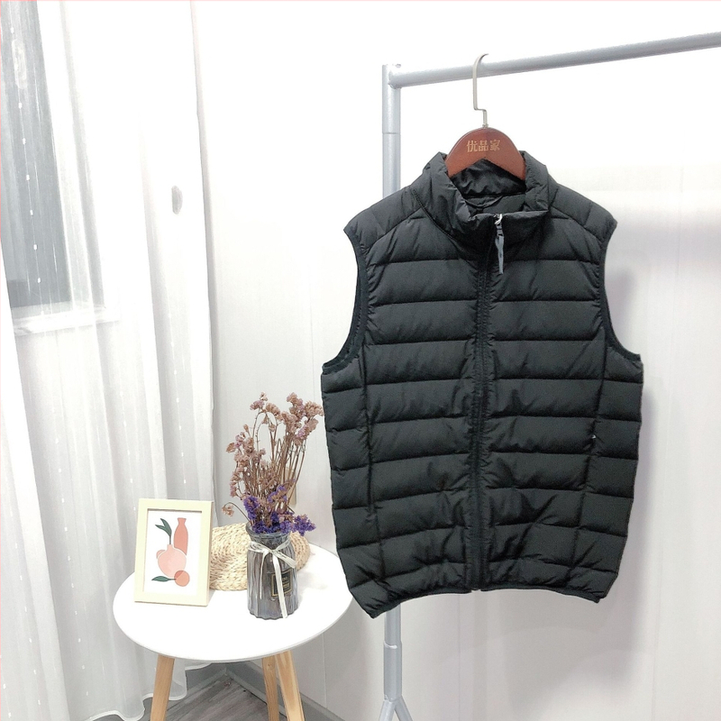 Muška lagana puffer vesta bez rukava, slobodan kroj, stojeći ovratnik, zip zatvarač, materijal: pamuk-nylon smjesa, podstava nylon, pogodna za četiri sezone