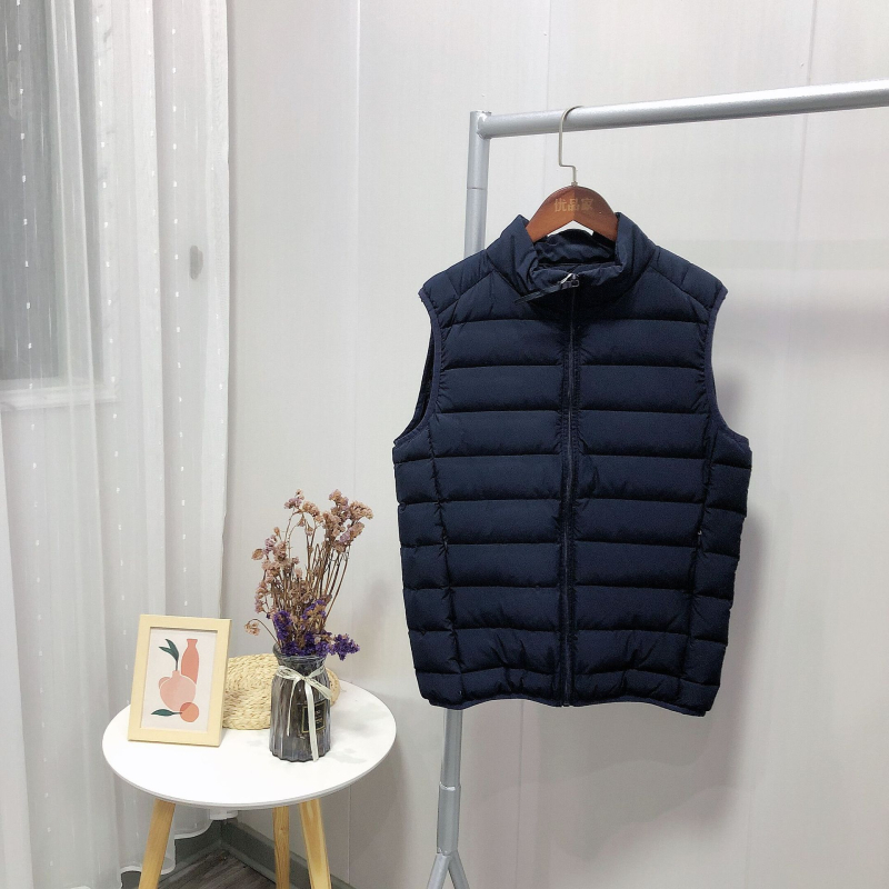 Muška lagana puffer vesta bez rukava, slobodan kroj, stojeći ovratnik, zip zatvarač, materijal: pamuk-nylon smjesa, podstava nylon, pogodna za četiri sezone