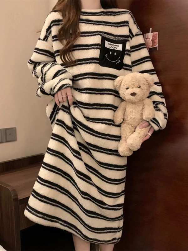 Νυχτικό με κουκούλα σε στυλ καρτούν από Coral Fleece, παχύ 251–300 g/m2, μακριά φούστα