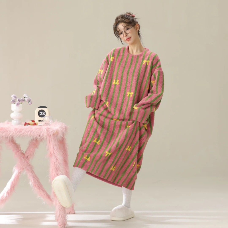 Νυχτικό με κουκούλα σε στυλ καρτούν από Coral Fleece, παχύ 251–300 g/m2, μακριά φούστα