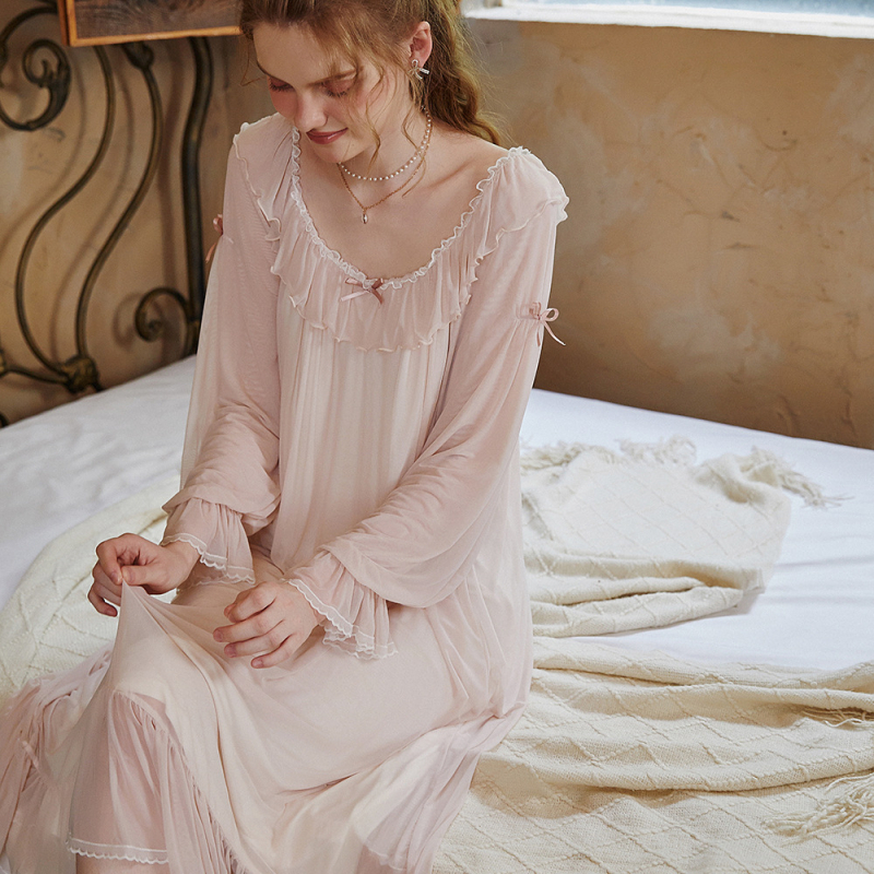 Νυχτερινή νύμφη σε στυλ παραμυθιού με μακριά μανίκια, ύφασμα modal, διχτυωτή ύφανση και μακριά φούστα