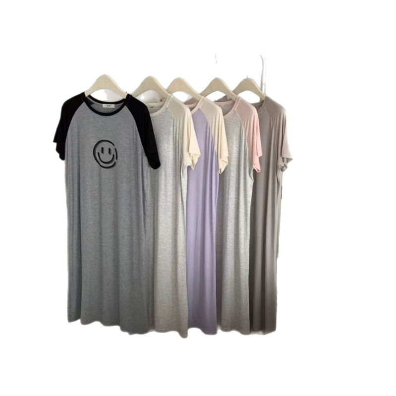 Νυχτικό Lyocell με σχέδιο γλυκού χαμόγελου σε αντίθεση, μήκος μέχρι το γόνατο, ενσωματωμένες επενδύσεις για το στήθος, 3/4 μανίκια