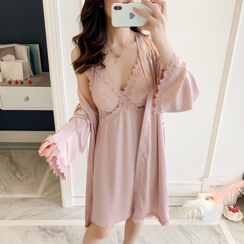 Δύο τεμάχια νυχτερινό σετ από ice-silk με κέντημα, διασταυρωμένο πίσω, χωρίς πλάτη, με μαξιλαράκια στήθους και τιράντες· V-λαιμός, μακριά μανίκια.