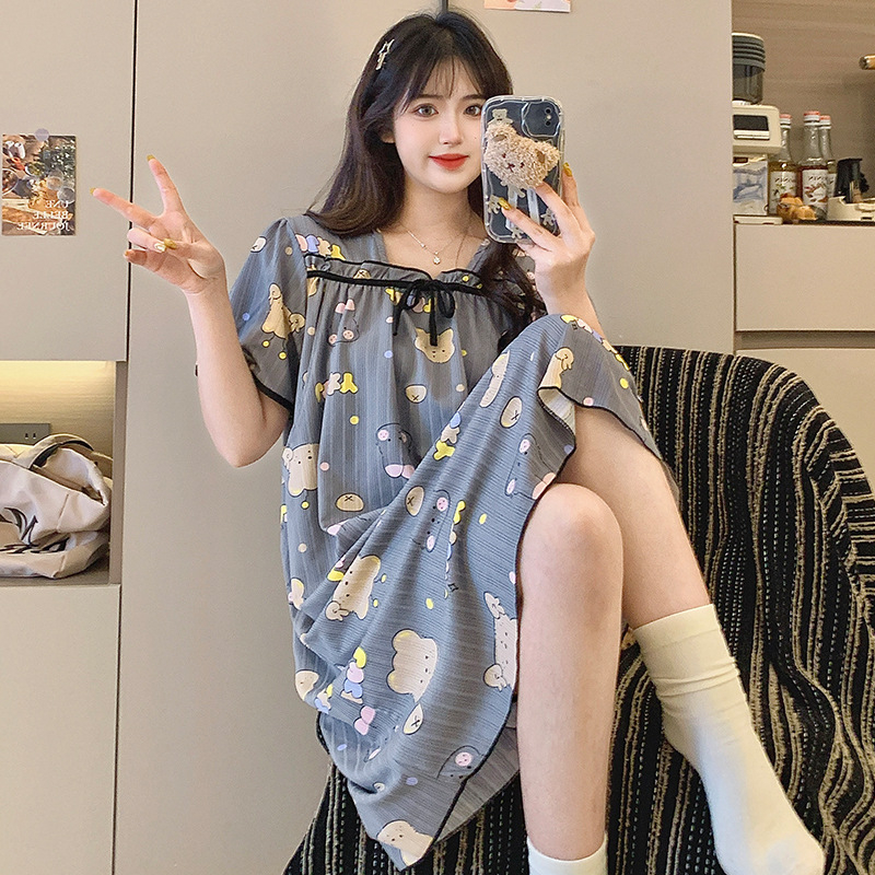 Milk Silk barojošā naktskleita vasarai, pulovera stils, kvadrātveida kakla izgriezums, piecpunktu piedurknes, 95–100% poliesters