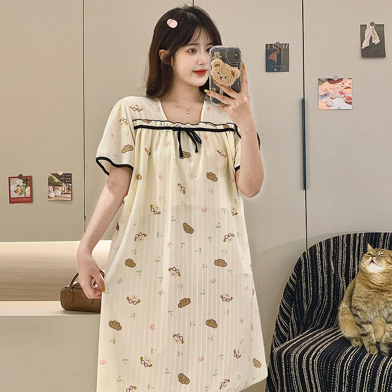 Milk Silk barojošā naktskleita vasarai, pulovera stils, kvadrātveida kakla izgriezums, piecpunktu piedurknes, 95–100% poliesters