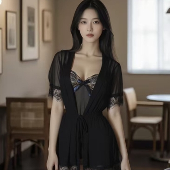 Τριών τεμαχίων καλοκαιρινό σετ εσωρούχων: δαντέλα με δικτυωτή ύφανση, V-λαιμός, μίνι φούστα; πολυεστέρας 90–95%, λεπτό ύφασμα