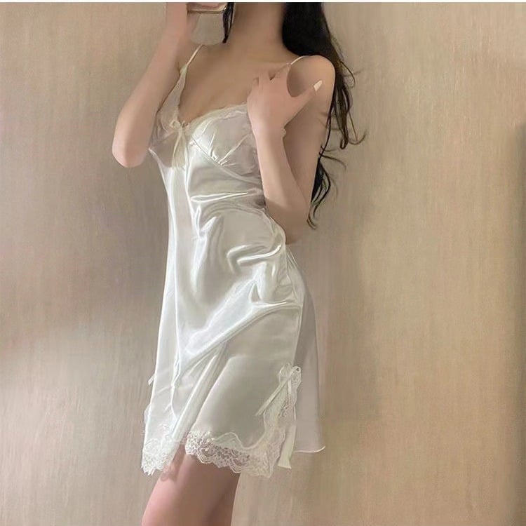 Γυναικείο νυχτικό από προσομοιωμένο μετάξι με δαντελένια άκρη, λεπτές τιράντες, V-λαιμό, μίντι μήκος
