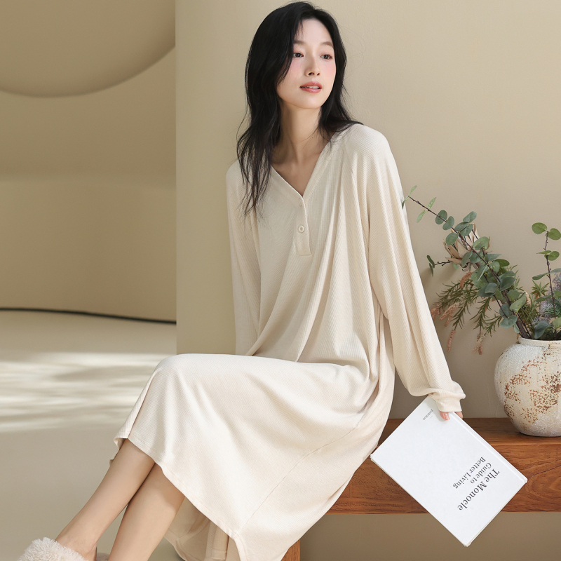 Νυχτικό οικιακής χρήσης με V-λαιμό, μακριά μανίκια, midi μήκος — μείγμα Modal-Βισκόζη, μεσαίο βάρος 161–180 g/m²