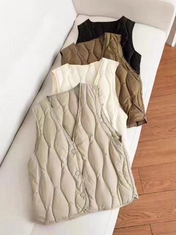 Ženski prsluk od najlona s vanjskim slojem, uski kroj, sadržaj down 86–90%, punjenje od bijelog pačjeg downa, prednja s tri gumba