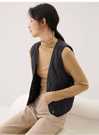 Ženski prsluk od najlona s vanjskim slojem, uski kroj, sadržaj down 86–90%, punjenje od bijelog pačjeg downa, prednja s tri gumba