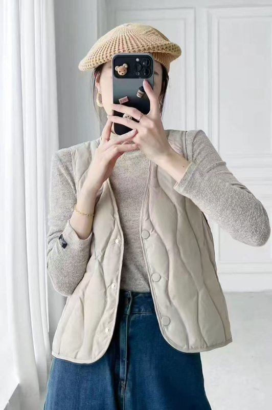 Ženski prsluk od najlona s vanjskim slojem, uski kroj, sadržaj down 86–90%, punjenje od bijelog pačjeg downa, prednja s tri gumba