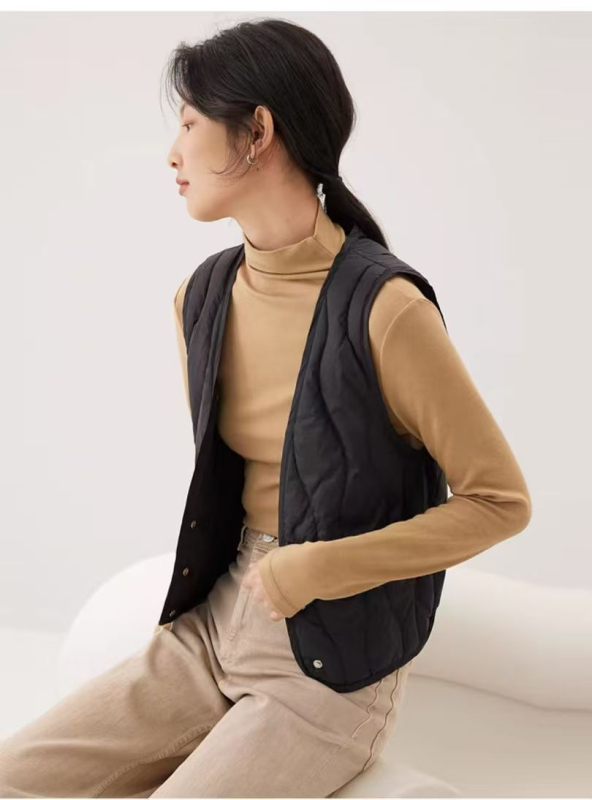 Ženski prsluk od najlona s vanjskim slojem, uski kroj, sadržaj down 86–90%, punjenje od bijelog pačjeg downa, prednja s tri gumba