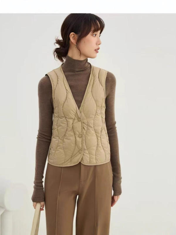 Ženski prsluk od najlona s vanjskim slojem, uski kroj, sadržaj down 86–90%, punjenje od bijelog pačjeg downa, prednja s tri gumba