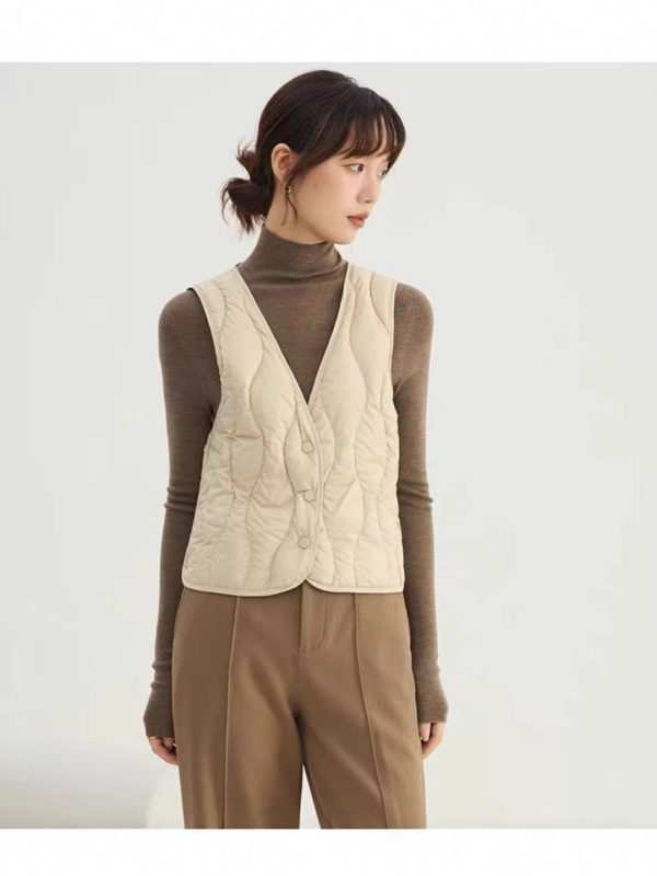 Ženski prsluk od najlona s vanjskim slojem, uski kroj, sadržaj down 86–90%, punjenje od bijelog pačjeg downa, prednja s tri gumba