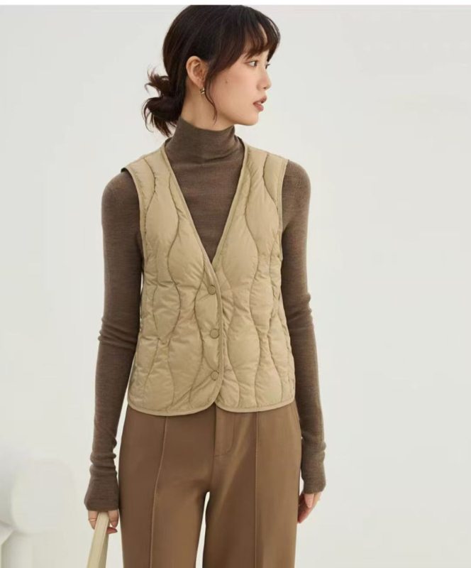 Ženski prsluk od najlona s vanjskim slojem, uski kroj, sadržaj down 86–90%, punjenje od bijelog pačjeg downa, prednja s tri gumba