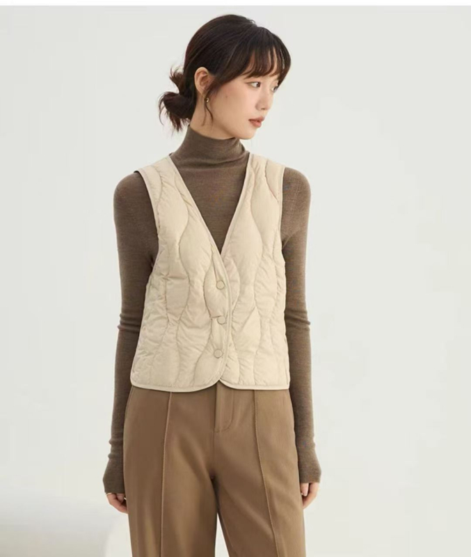 Ženski prsluk od najlona s vanjskim slojem, uski kroj, sadržaj down 86–90%, punjenje od bijelog pačjeg downa, prednja s tri gumba