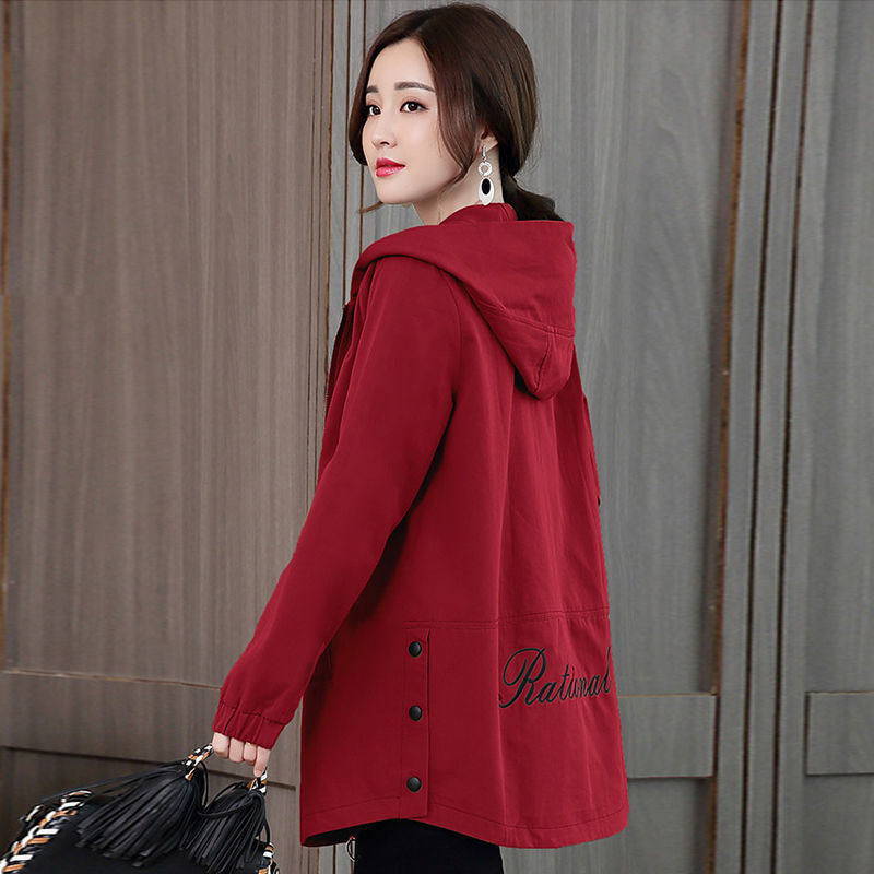 Moteriška gobtuvinė striukė iš poliesterio, vidutinio ilgio 65–80 cm, užtrauktukas, išsiuvinėta kišenė