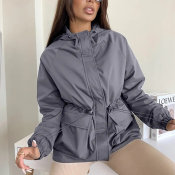 Női vízálló kapucnis kabát elülső cipzárral, laza szabás, poliészter-spandex anyag, egyszínű minta, kollázs panelek, közepes vastagság, Ősz 2025