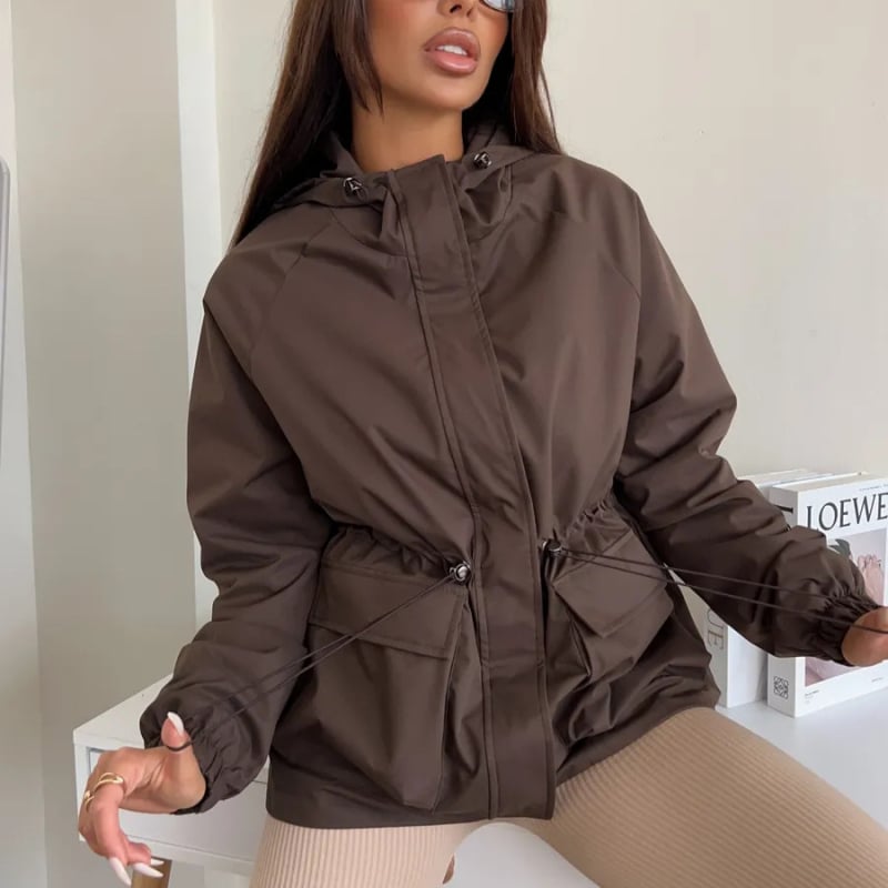 Női vízálló kapucnis kabát elülső cipzárral, laza szabás, poliészter-spandex anyag, egyszínű minta, kollázs panelek, közepes vastagság, Ősz 2025