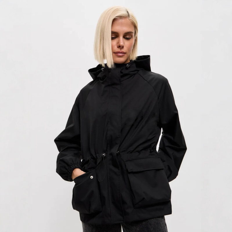 Női vízálló kapucnis kabát elülső cipzárral, laza szabás, poliészter-spandex anyag, egyszínű minta, kollázs panelek, közepes vastagság, Ősz 2025