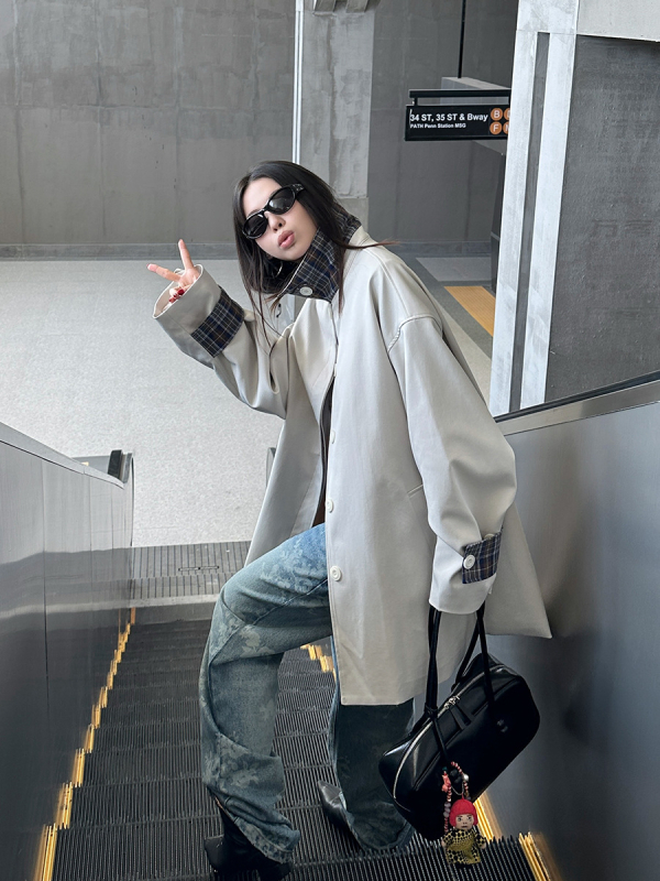 Pamut hosszú kabát kockás mintával, állítható gallér, bő szabás, egyrészes gombos zárás