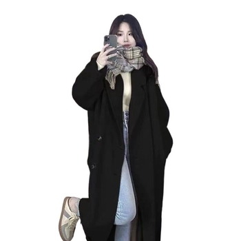 Moteriškas švarkas iš medvilnės-poliesterio mišinio, polo apykaklė, vidutinio tankio, nereguliarus kirpimas, sagų užsegimas