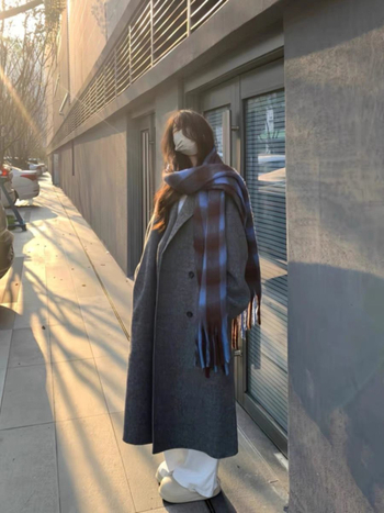 Moteriškas švarkas iš medvilnės-poliesterio mišinio, polo apykaklė, vidutinio tankio, nereguliarus kirpimas, sagų užsegimas