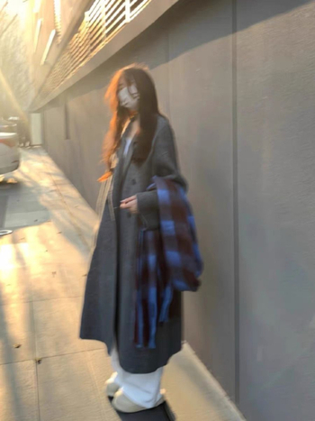 Moteriškas švarkas iš medvilnės-poliesterio mišinio, polo apykaklė, vidutinio tankio, nereguliarus kirpimas, sagų užsegimas