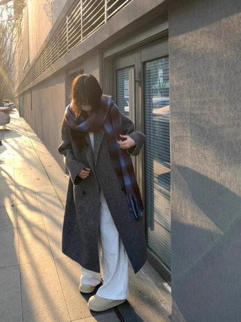 Moteriškas švarkas iš medvilnės-poliesterio mišinio, polo apykaklė, vidutinio tankio, nereguliarus kirpimas, sagų užsegimas