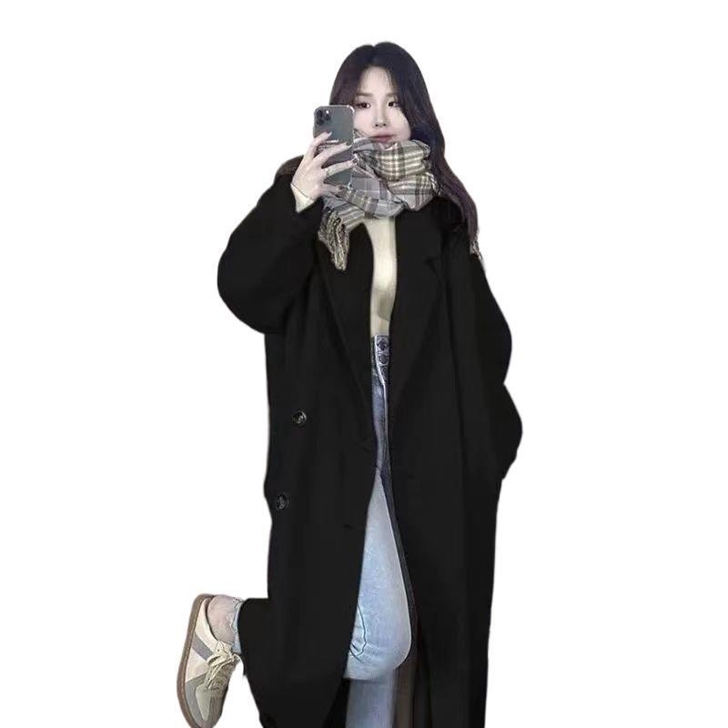 Moteriškas švarkas iš medvilnės-poliesterio mišinio, polo apykaklė, vidutinio tankio, nereguliarus kirpimas, sagų užsegimas