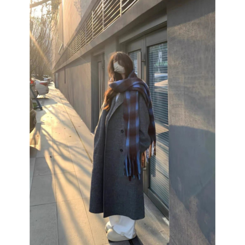 Moteriškas švarkas iš medvilnės-poliesterio mišinio, polo apykaklė, vidutinio tankio, nereguliarus kirpimas, sagų užsegimas