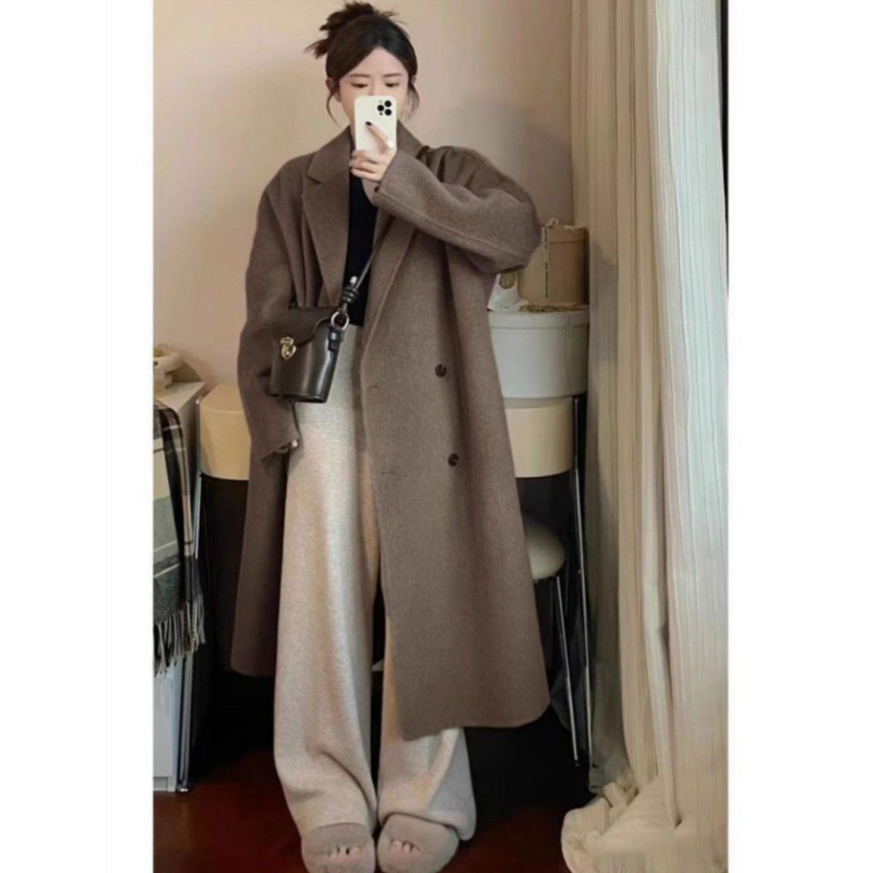 Moteriškas švarkas iš medvilnės-poliesterio mišinio, polo apykaklė, vidutinio tankio, nereguliarus kirpimas, sagų užsegimas