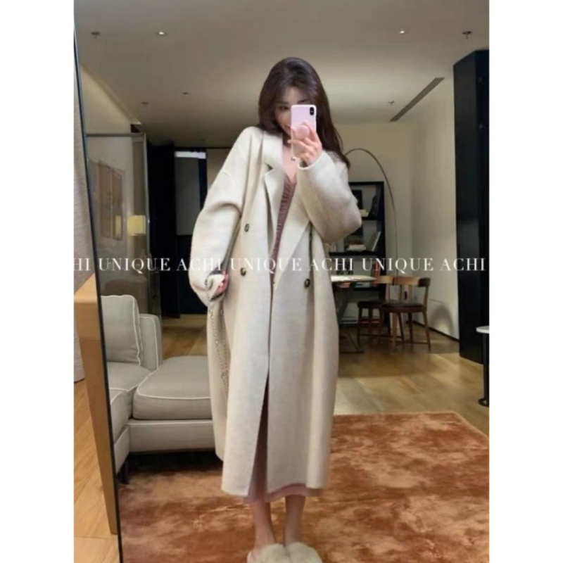 Moteriškas švarkas iš medvilnės-poliesterio mišinio, polo apykaklė, vidutinio tankio, nereguliarus kirpimas, sagų užsegimas