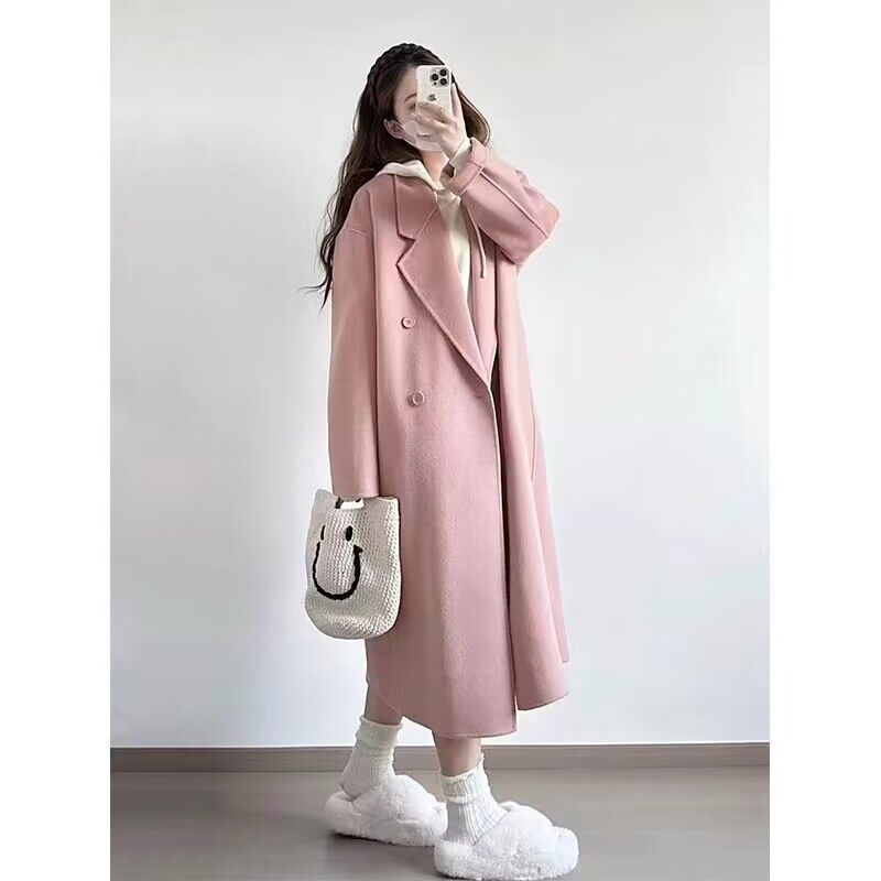 Moteriškas švarkas iš medvilnės-poliesterio mišinio, polo apykaklė, vidutinio tankio, nereguliarus kirpimas, sagų užsegimas