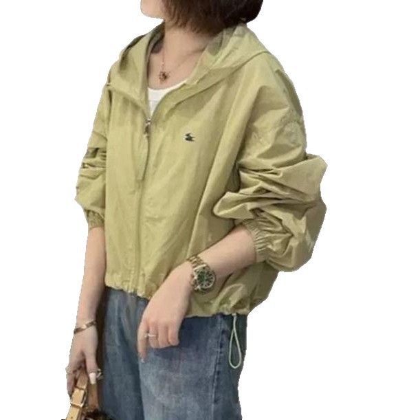 Moteriška lengva poliesterio striukė su laisva kirpimu, vienos spalvos raštas, užtrauktukas priekyje, apvalus kaklas, ilgos rankovės