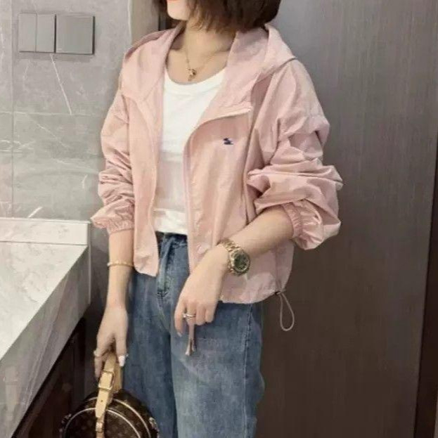 Moteriška lengva poliesterio striukė su laisva kirpimu, vienos spalvos raštas, užtrauktukas priekyje, apvalus kaklas, ilgos rankovės