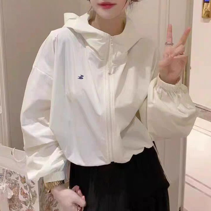 Moteriška lengva poliesterio striukė su laisva kirpimu, vienos spalvos raštas, užtrauktukas priekyje, apvalus kaklas, ilgos rankovės