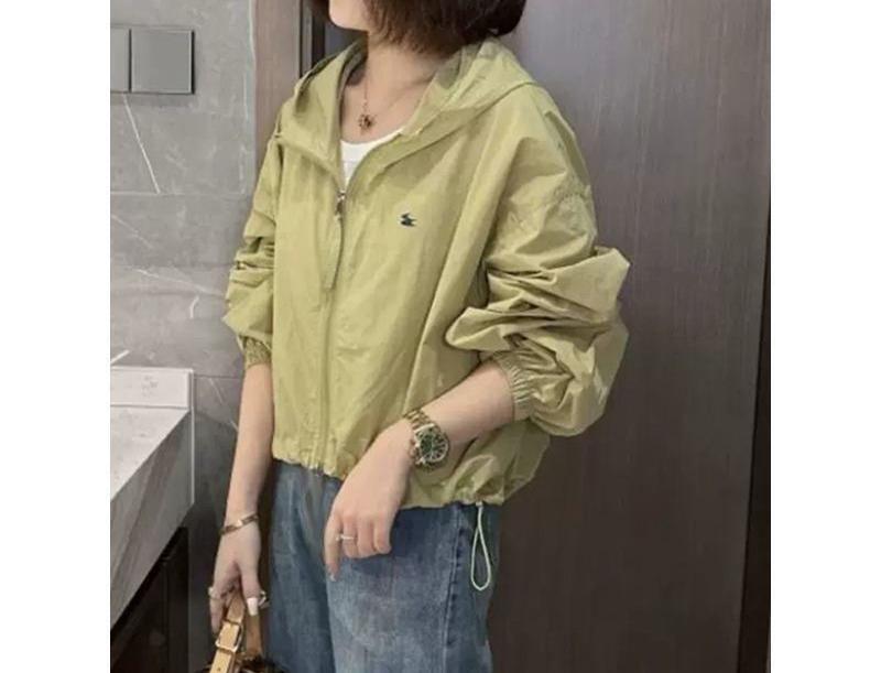 Moteriška lengva poliesterio striukė su laisva kirpimu, vienos spalvos raštas, užtrauktukas priekyje, apvalus kaklas, ilgos rankovės