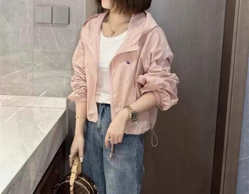 Moteriška lengva poliesterio striukė su laisva kirpimu, vienos spalvos raštas, užtrauktukas priekyje, apvalus kaklas, ilgos rankovės