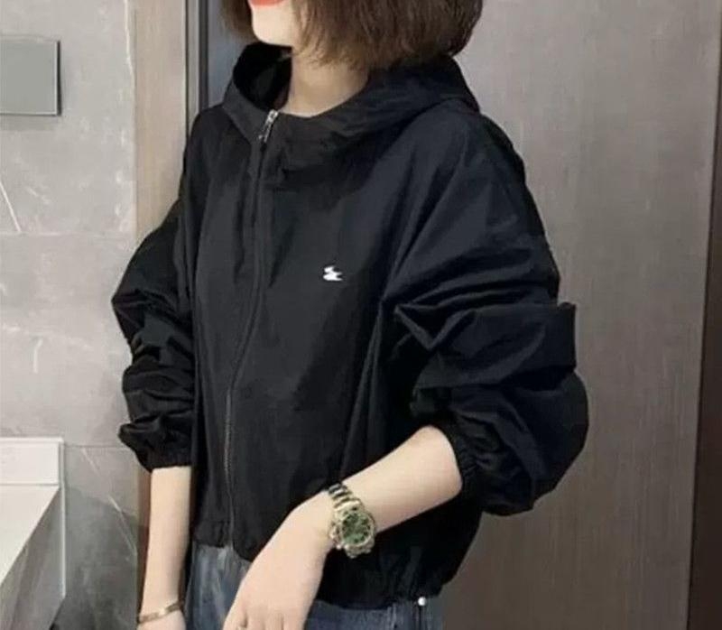 Moteriška lengva poliesterio striukė su laisva kirpimu, vienos spalvos raštas, užtrauktukas priekyje, apvalus kaklas, ilgos rankovės