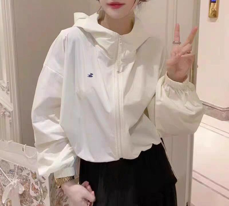 Moteriška lengva poliesterio striukė su laisva kirpimu, vienos spalvos raštas, užtrauktukas priekyje, apvalus kaklas, ilgos rankovės