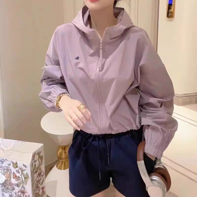 Moteriška lengva poliesterio striukė su laisva kirpimu, vienos spalvos raštas, užtrauktukas priekyje, apvalus kaklas, ilgos rankovės