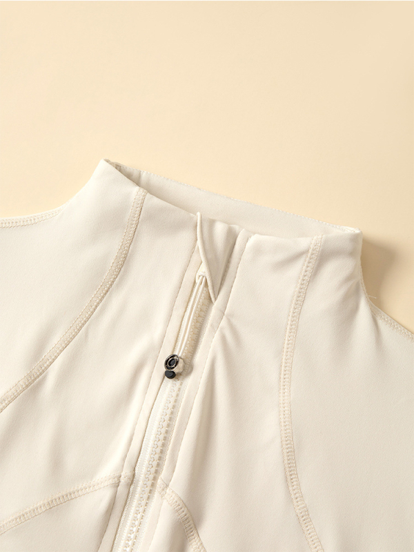 Moteriškas sportinis švarkas iš nailono ir spandekso, siauras siluetas, stovimas apykaklė su užtrauktuku, ilgomis rankovėmis, ilgis 50–65 cm