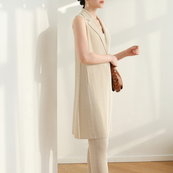 Ilga be rankovių poliesterio švarko-vestė, vieno mygtuko užsegimas, klasikinis sako apykaklė, lengvai raukšlėta tekstūra, laisvas kirpimas, britų stiliaus, suaugusioms moterims, ruduo 2025