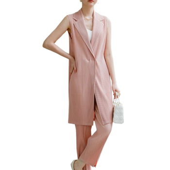 Ilga be rankovių poliesterio švarko-vestė, vieno mygtuko užsegimas, klasikinis sako apykaklė, lengvai raukšlėta tekstūra, laisvas kirpimas, britų stiliaus, suaugusioms moterims, ruduo 2025