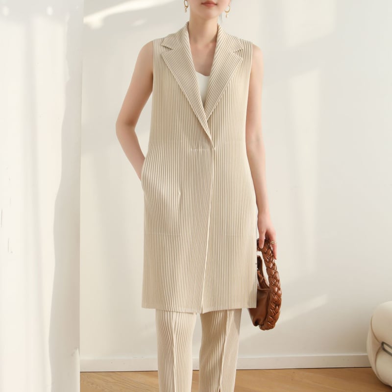 Hosszú ujjatlan poliészter mellény-dzseki, egygombos zárás, zakós gallér, enyhén ráncos textúra, szabad szabás, brit stílus, felnőtt nőknek, ősz 2025
