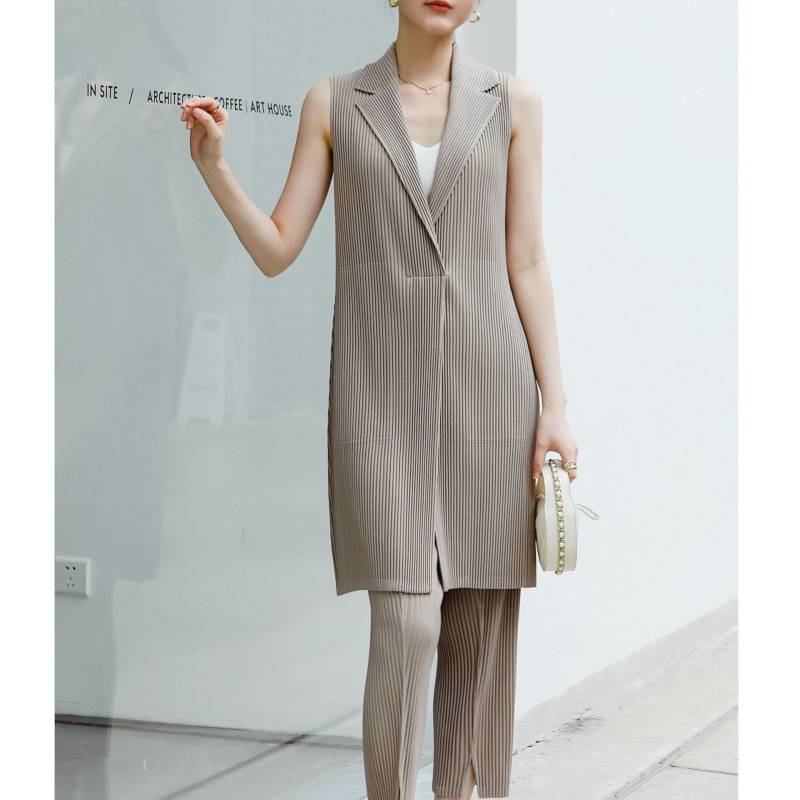 Ilga be rankovių poliesterio švarko-vestė, vieno mygtuko užsegimas, klasikinis sako apykaklė, lengvai raukšlėta tekstūra, laisvas kirpimas, britų stiliaus, suaugusioms moterims, ruduo 2025