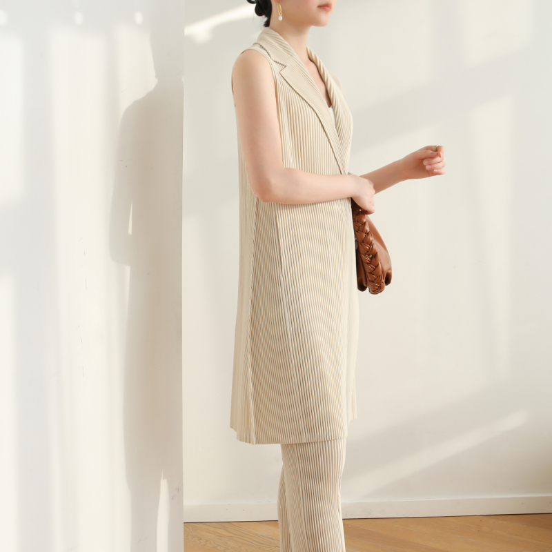 Ilga be rankovių poliesterio švarko-vestė, vieno mygtuko užsegimas, klasikinis sako apykaklė, lengvai raukšlėta tekstūra, laisvas kirpimas, britų stiliaus, suaugusioms moterims, ruduo 2025