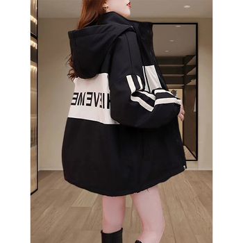 Női kapucnis széldzseki, laza szabás, zárás zipzárral és gombokkal, anyag nylon 95%+, hossz 50–65 cm